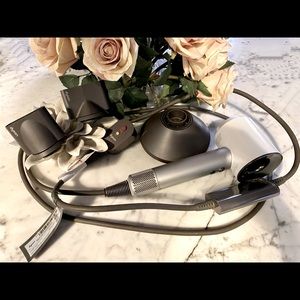 New Dyson Blow Dryer w All Attachments included! White /Siler